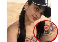 Se tatúa enorme mensaje en el pecho por su infidelidad