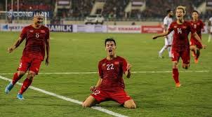Việt nam chơi tốt trong nửa đầu hiệp một đang lúc chơi lên chân, việt nam thủng bàn đầu tiên.từ một tình huống văn hậu mất bóng, uae cướp được và đưa tới chân ramadan. Tiáº¿n Linh Ghi Sieu Pháº©m Viá»‡t Nam Ä'anh Báº¡i Uae Ä'á»ƒ Chiáº¿m Ngoi Ä'áº§u Báº£ng G Cá»§a Thai Lan