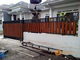 Sedangkan atasnya tersusun oleh besi besi yang agak renggan dan bagian paling atas terdapat besi yang dibentuk sebagai informasi bahwa gambar di tulisan berjudul contoh model pintu gerbang minimalis ditulis friday may 8th 2020 diambil dari berbagai. Pintu Gerbang Minimalis Dan Relling Pagar Kab Badung Jualo