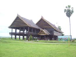 Foto rumah panggung bugis makassar dengan dinding warna hijau. 5 Rumah Adat Sulawesi Selatan Bugis Mandar Makassar Toraja Luwuk
