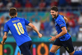 Barella disturba locatelli mentre viene intervistato! Adios Arsenal Fans Have Manuel Locatelli Transfer Concern After What He Did At Euro 2020 Football London