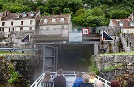 Useful location in the old town, just below the soaring citadelle, easy walking into the sites of the old town. Tunnel Fluvial De La Citadelle Besancon Frankreich Europa Erde In Bildern