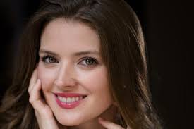 Mezzo-soprano Monica Danilov brings the Christmas spirit with her voice in  Handel's "The Messiah"