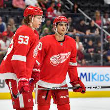 ： hockey ， card manufacturer. Filip Zadina Young Guns