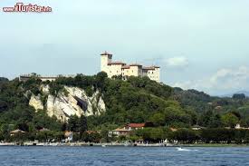 Una quindicina d'anni fa, la mia adorata nonna mi porta a mangiare in montagna. Fortezza Di Angera Sul Lago Maggiore Piemonte Foto Arona