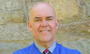 Professor entrega Bíblia a aluno isolado da turma e é demitido