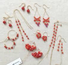 頬にあたる風が涼しくなってきましたね 近ごろたくさんお問合せいただいている赤珊瑚ジュエリー 毎年この時期になると赤珊瑚の赤に惹かれる方が続出します リクエストいただきました 赤珊瑚ピアスたちの写真をお届けしますね ポイントに赤をプラスすると