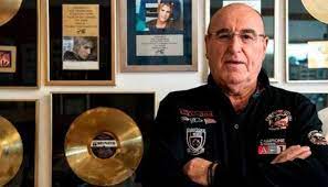 Τώρα ποια θα αγναντεύω μόνος από το αγαπημένο μας σημείο πάνω από την πούντα, παρέα με τον εγγόνι του τον σπύρο την ομορφιά του πελάγους. 5fx Zuyvof7f4m