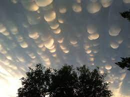 Globular mamatus clouds with radar in foreground. Mammatus Weltraumbild Des Tages
