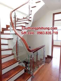 Ghế giữa sẽ có hai tay vịn, vì ghế sát cửa sổ có một bức tường để dựa vào crazy diamond, một tài khoản khác, cũng đồng tình với câu trả lời trên, nên thường nhường tay vịn cho hành khách ngồi giữa. Cáº§u Thang Kinh Ä'áº¹p Cáº§u Thang Kinh Gá»— Cáº§u Thang Kinh CÆ°á»ng Lá»±c Tay Vá»‹n Gá»— Táº¡i Ha Ná»™i Ä'áº¹p Hiá»‡n Ä'áº¡i Cáº§u Thang Phi Hung