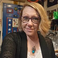 Kelly Bragg's Instagram, Twitter & Facebook