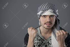 Sin embargo, alguien tiene más suerte que otro. Hombre Palestino Agnry Mostrando Ambos Punos En La Camara Fotos Retratos Imagenes Y Fotografia De Archivo Libres De Derecho Image 8905487