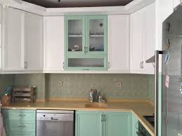 Evde mobilya boyama nasıl yapılır? Yagmur Hanimin Kahverengiden Yesil Ve Beyaza Harika Mutfak Donusumu Ev Gezmesi