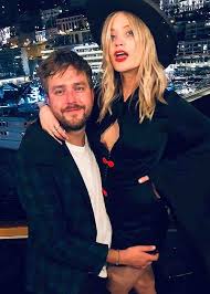 Iain stirling and laura whitmore. Laura Whitmore And Iain Stirling Are Expecting Their First Child Stellar