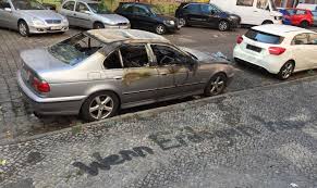 Sogar eine explosion soll es. Auto Mit Turkei Flagge Abgefackelt