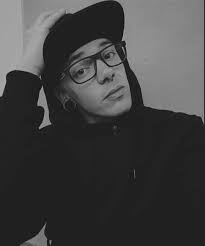 Hi my name is Pedro (most known as Peps) and I just started streaming again  after nearly 4 years due to my illness (neuropathy) and I would love to  show support/get support