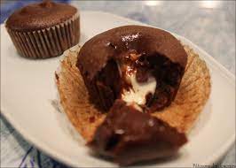 Des Fondants Au Chocolat Noir Avec Un Coeur Coulant Au Chocolat Blanc Patissons Des Douceurs En 2021 Chocolat Blanc Recette Fondant Au Chocolat Coulant Au Chocolat
