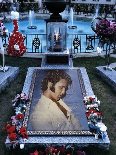 Many people have wondered why Elvis Presley does not rest in a traditional family mausoleum. The answer begins in the quiet days after August 18, 1977, when he was first laid to