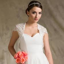 Compléter le look avec un boléro ou des châles pour la robe de mariage ou d'autres cérémonies. Bolero Mariage Dentelle Et Sequins A Manches Courtes Perla