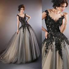 Chi sceglie un abito corto per il giorno delle nozze non lo fa solo per la voglia di osare, ma anche per mostrare agli ospiti che il vestito bianco può essere molte cose e avere mille sfaccettature. Abiti Da Sposa Colorati