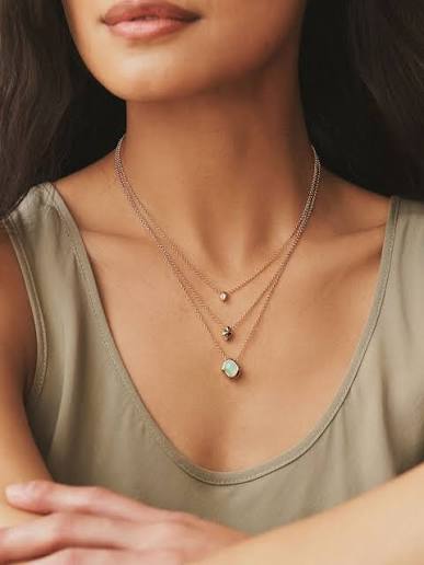 Collar de tono dorado