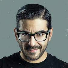 Είναι ευρύτερα γνωστός ως μέλος του hip hop μουσικού συγκροτήματος ημισκούμπρια. Mi8ridaths Promolyrics