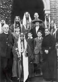 هناك أحاديث عن فضل ذكر لا إله إلا الله وحده لا شريك له الملك وله الحمد وهو على كل شيء قدير، ولكن أريد أن أعرف كم مرة تقال في أذكار الصباح والمساء لتكون حرزا لقائلها من الشيطان بإذن الله. Ø°Ø§ÙƒØ±Ø© Ø§Ù„Ù…Ø§Ø¶ÙŠ Ø§Ù„Ø¬Ù…ÙŠÙ„ A Twitter ØµÙˆØ±Ø© Ø¬Ù…Ø§Ø¹ÙŠØ© Ù„Ù„Ù…Ù„Ùƒ ÙÙŠØµÙ„ Ù…Ø¹ Ù…Ø±Ø§ÙÙ‚ÙŠÙ‡ Ø£Ø«Ù†Ø§Ø¡ Ø²ÙŠØ§Ø±ØªÙ‡ Ø¨Ø±ÙŠØ·Ø§Ù†ÙŠØ§ ÙˆÙ‡Ùˆ ÙÙŠ Ø¹Ù…Ø± 14 Ø¹Ø§Ù…Ø§ Ø£Ù…Ø§Ù… ÙƒÙ„ÙŠØ© ØªØ±ÙŠÙ†ÙŠØªÙŠ Ø¹Ø§Ù… 1919Ù… ÙŠØ¸Ù‡Ø± Ø¹Ù„Ù‰ ÙŠÙ…ÙŠÙ† Ø§Ù„ØµÙˆØ±Ø© Ø§Ù„Ø£Ù…ÙŠØ± Ø£Ø­Ù…Ø¯ Ø§Ù„Ø«Ù†ÙŠØ§Ù† Ø£Ù…Ø§