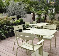 Table Contemporaine En Metal De Jardin Par Frederic Sofia Luxembourg Fermob Mobilier De Jardin Design Mobilier Jardin Coussins De Meubles De Patio