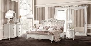 Tarsie che ne arricchiscono ulteriormente le superfici, colore e raffinatezza di decori in definitiva contraddistinguono questo prodotto bello a vedersi, frutto dell' abilità artigiana che contraddistingue la signorini&coco. Signorini Coco Coll Ne Naxos Arredi Barbara