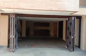 Pintu dengan jenis swing umumnya bisa membuka dan juga menutup dengan cara di dorong ke bagian depan atau pun ditarik ke bagian belakang. 5 Alasan Menggunakan Pintu Lipat Wina Untuk Ruko Pintu Garasi Ss Rel Pintu Garasi Wina Wina Ss