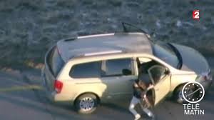 Un engin blindé pris en chasse par la police sirènes hurlantes : Etats Unis Un Dealer Se Lance Dans Une Folle Course Poursuite Avec La Police Video Dailymotion