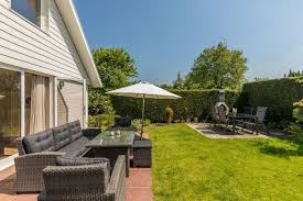 Die Terrasse Mit Schoner Gartengruppe Grosser Garten Ferienhaus Garten