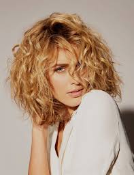 Je vous présente une initiation à la coupe du carré. Grand Coupe Carre 2018 Court A Idee Vos Cheveux Id E Tendance Coupe Coiffure Femme 2017 2018 Un Carr A La Une