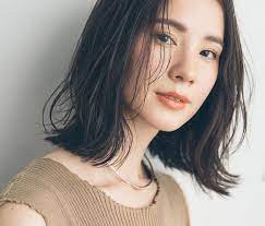 トレンドの 切りっぱなしボブ らくちんパーマ で上質な大人ムードに格上げ lee ヘアカット ミディアム ロブヘアスタイル ロブヘア