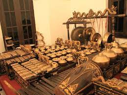 Keistimewaan alunan alat musik gamelan jawa yakni cenderung bersuara lembut, seperti memang sengaja untuk menghadirkan suasana ketenangan jiwa jika dilihat secara umum, fungsi alat musik gamelan adalah sebagai pengiring tarian, iringan upacara adat, pagelaran seni, iringan wayang, alat. Gamelan Kesenian Adiluhung Dari Jawa Indonesia Kaya