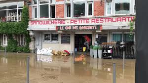 Les travaux de déblaiement de voiries ont duré toute la nuit et se poursuivront encore ce dimanche à dinant, après les inondations qui ont frappé la ville, indique le 1er échevin robert closset. Intemperies Les Communes De Dinant Et D Yvoir Touchees Par Les Inondations Video Dailymotion