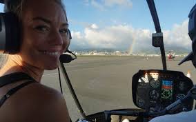 Michelle flyger och svävar fram