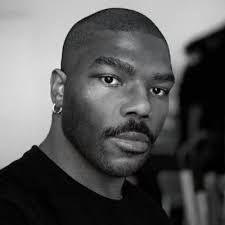 Bee Thomas's Instagram, Twitter & Facebook