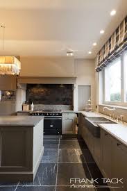 frank tack keukens maatwerk tijdloze sfeervolle ontwerpen natuurlijke warme materialen vakmanschap en duu keukenvloer home decor keuken keukendecoratie