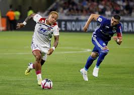 Bastian schweinsteiger proves he's man united's resident comedian with memphis depay haircut joke. Lyon Star Memphis Depay S Eye Catching New Blond Hairstyle Is Not A Hit With Fans