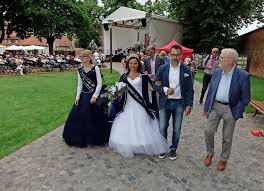 Unsere exklusiven brautkleider sind unnachahmlich und bieten alles, was sie sich für einen der wichtigsten. Tag Der Niederdeutschen Sprache Auf Der Landesgartenschau In Wittstock