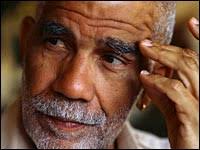 The 60 minutes broadcast, in which jones also recounted his clandestine visit that night to a benghazi hospital to view the body of slain u.s he learned of stevens' death, davies wrote, when a libyan colleague who had been at the hospital came to the villa to show him a cellphone picture of the. 60 Minutes Reporter Ed Bradley Dies Npr