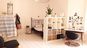 Schone Wg Zimmer Einrichtungsidee Heller Holzboden Bett Mit Regal Als Sichtschutz Schreibtisch Mit Fotowand Kl Zimmer Einrichten Wg Zimmer Heller Holzboden