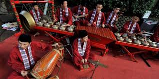 Alat musik tradisional ini adalah salah satu alat musik utama dalam kesenian gambang kromong. Gambang Kromong Akulturasi Budaya Musik Betawi Tionghoa Di Ibukota Infobudaya Net