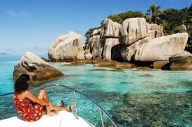 The seychelles' 115 granite and coral islands extend from between 4 and 10 degrees south of the equator and lie between 480km and 1,600km from the east coast of africa in the western indian ocean. A Voir A Faire Decouvrez Les Iles Des Seychelles Tropicalement Votre