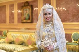 Najib is the eldest of second malaysian prime minister abdul razak's six sons, and the nephew of the third pm hussein onn. Brunei Sultan S Daughter Weds In Elaborate Ceremony Arab News