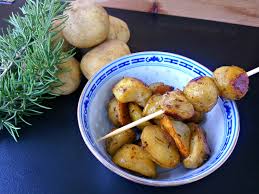 Buone da cucinare al forno ma anche in padella, le patate novelle sono una varietà di patata precoce che si può mangiare anche con la buccia, che risulta sottile e facile da masticare. Patate Novelle Con Rosmarino Cotte In Forno Contorni Senza Glutine