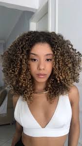 Veja 10 inspirações de cabelo cacheado com moreno iluminado | HairFly