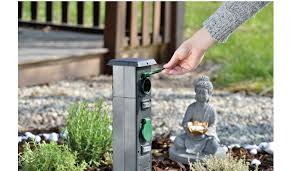 Im garten oder auf der terrasse werden steckdosen zum beispiel für die elektrische heckenschere, den rasenmäher oder einen elektrischen grill gebraucht. Test Rund Ums Haus Royal Gardineer 4 Fach Steckdosen Saule Fur Den Garten Nx7336