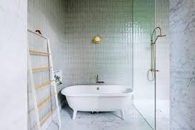 House Tour The Revival Of A Victorian Era Home In Melbourne S Prahran Idee Deco Deco Salle De Bain